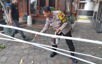 Sambut HUT ke-80 Kemerdekaan RI, Bhabinkamtibmas Kelurahan Sewu Bersama Babinsa dan Warga Gelar Kerja Bakti Pengecatan Tiang Bendera