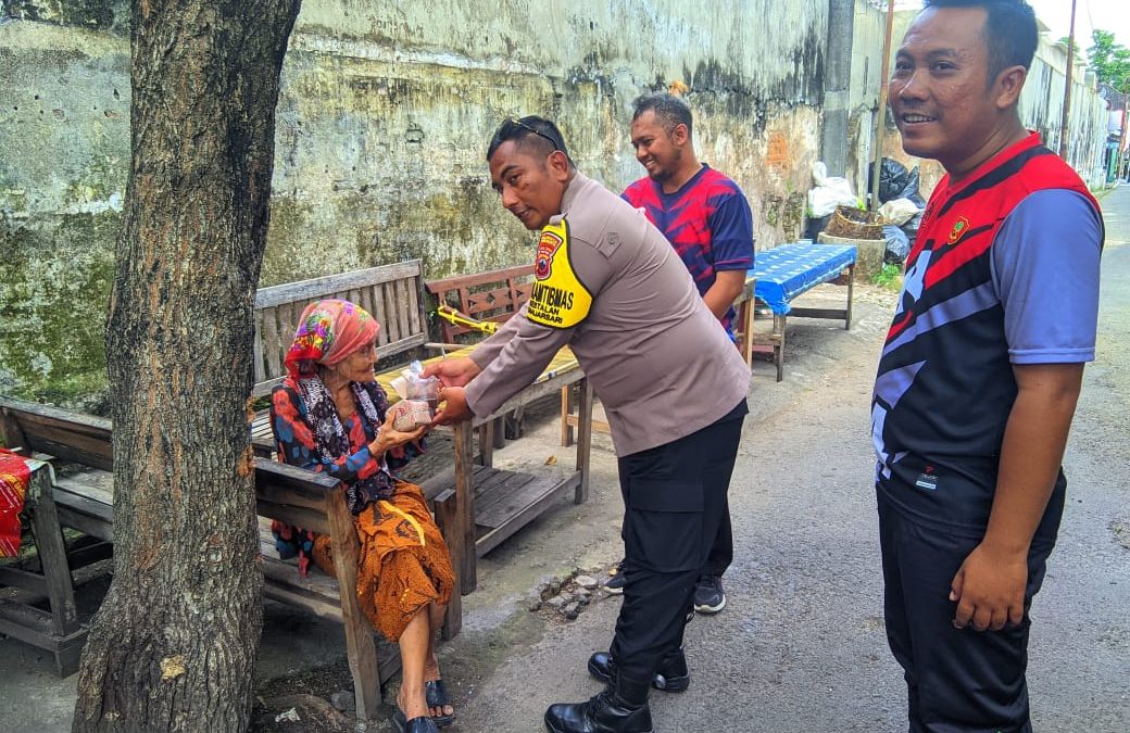 Bhabinkamtibmas Kelurahan Kestalan Gelar Patroli Sambang dan Bagikan Jumat Berkah untuk Warga Kurang Mampu