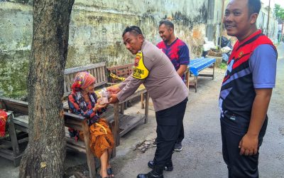 Bhabinkamtibmas Kelurahan Kestalan Gelar Patroli Sambang dan Bagikan Jumat Berkah untuk Warga Kurang Mampu