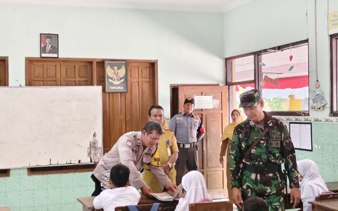 Bhabinkamtibmas Kelurahan Laweyan Dampingi Pendistribusian MBG untuk Siswa SD Sayangan