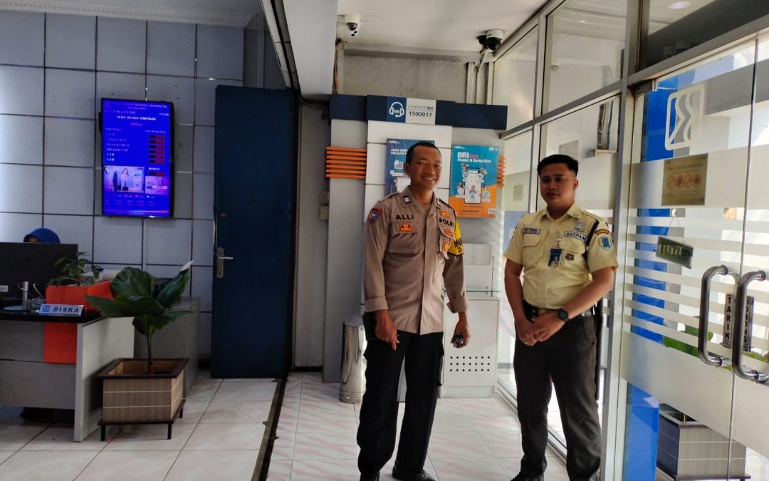 Bhabinkamtibmas Banyuanyar Sambang Bank BRI , Sampaikan Pesan Kamtibmas