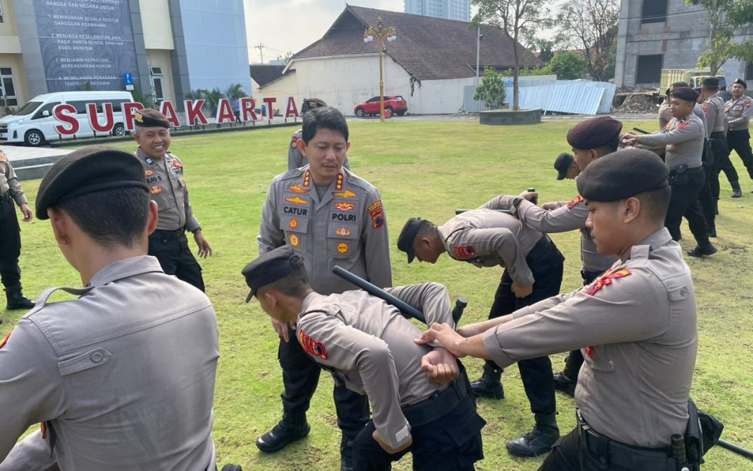 Tingkatkan Kemampuan, Kapolresta Surakarta Latih Tongkat dan Borgol Kepada Personil Sat Samapta