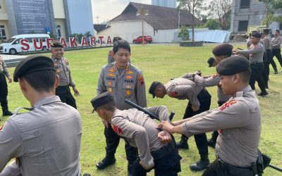 Tingkatkan Kemampuan, Kapolresta Surakarta Latih Tongkat dan Borgol Kepada Personil Sat Samapta