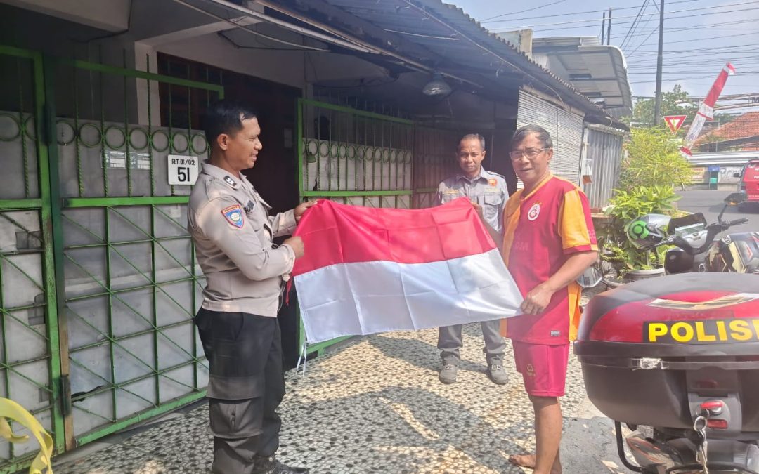 Bhabinkamtibmas Jajar Bagikan Bendera dan Himbau Warga Pasang Merah Putih Sambut HUT RI ke-80
