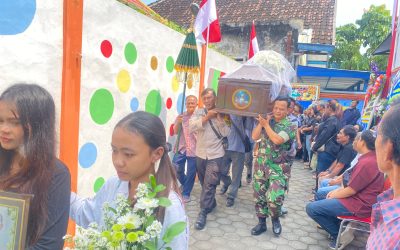 Bhabinkamtibmas Kepatihan Wetan Takziah dan Bantu Angkat Peti Jenazah Warga Binaan
