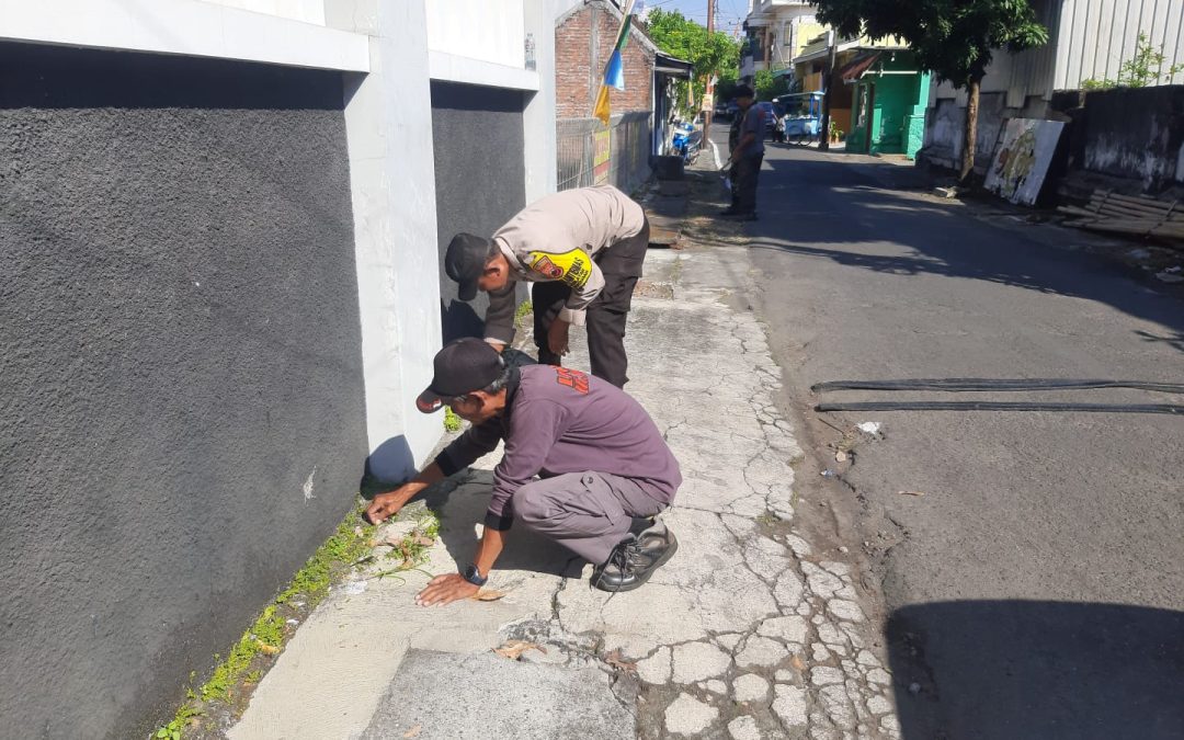 Bhabinkamtibmas Kemlayan Polsek Serengan Bersama ASN, Linmas, dan Petugas Sampah Gelar Kerja Bakti Sambut HUT RI ke-80