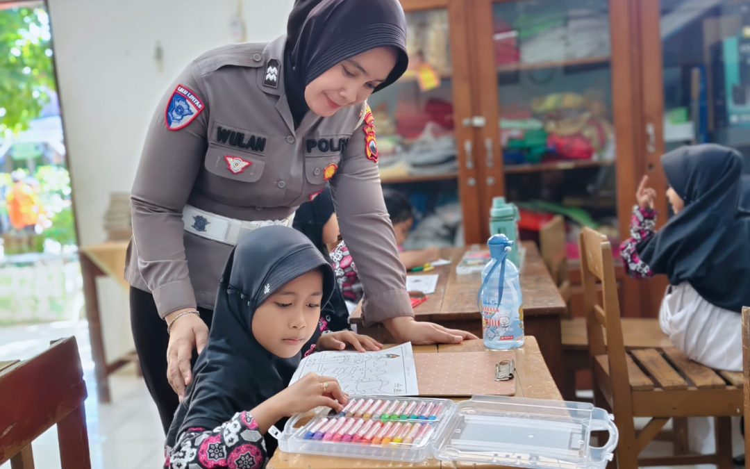 Jelang Hari Jadi Polwan ke 77, Polwan Polresta Surakarta Diterjunkan ke Sekolah Berikan Semangat Pelajar SD Ikuti Lomba Mewarnai