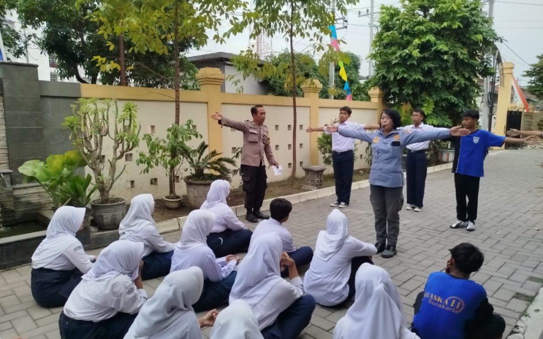 Bhabinkamtibmas Mojo Hadiri Kegiatan Pelatihan Polisi Kecil di SMPN 11 Surakarta