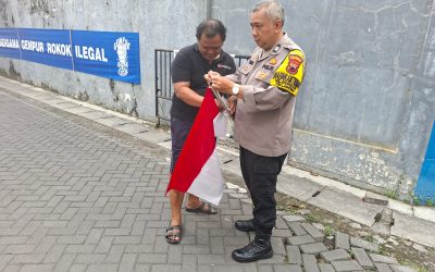 Sambut HUT RI ke-80, Bhabinkamtibmas Sriwedari Bagikan Bendera Merah Putih Kerumah Warga
