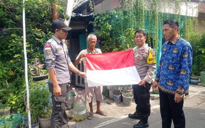 Sambut HUT RI ke-80, Bhabinkamtibmas Bumi Bagikan Bendera Merah Putih Kerumah Warga