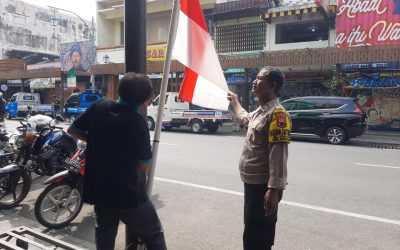 Bhabinkamtibmas Kemlayan Ajak Warga Pasang Bendera Merah Putih Sambut HUT RI ke-80