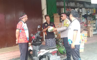 Jumat Sedekah Sambut HUT Kemerdekaan RI Ke 80, Bhabinkamtibmas Kestalan Bagikan Sembako kepada Warga Kurang Mampu