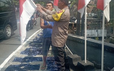 Bhabinkamtibmas Sondakan Bantu Warga Pasang Bendera Merah Putih Sambut HUT RI ke-80