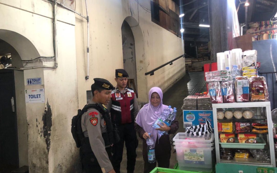 Satuan Samapta Polresta Surakarta Gelar Patroli Dialogis di Pasar Tradisional Jelang Subuh Guna Pastikan Keamanan