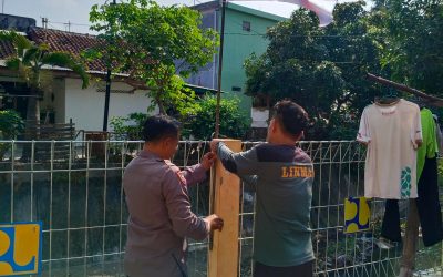 Sambut Hari Kemerdekaan RI Ke 80, Bhabinkamtibmas Bagikan dan Pasang Bendera Merah Putih di Rumah Warga