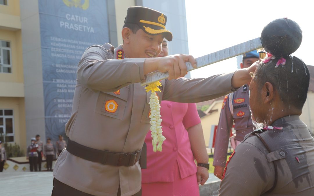 Polresta Surakarta Kukuhkan Bintara Remaja Angkatan 52 Lewat Tradisi Pembaretan