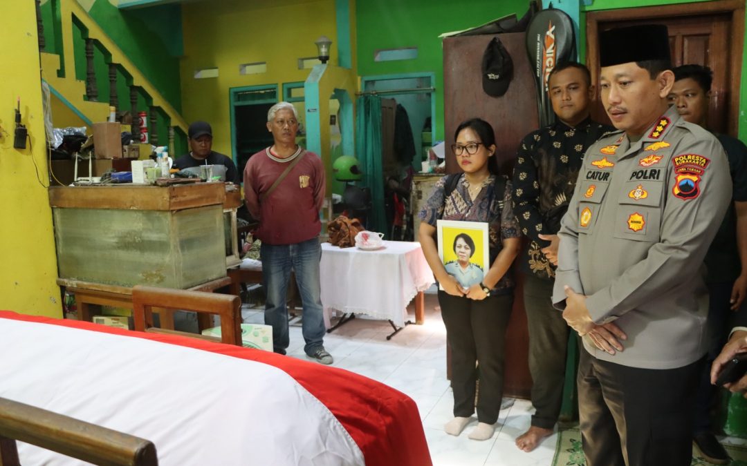 Kapolresta Surakarta Melayat ke Rumah Personel yang Meninggal Dunia