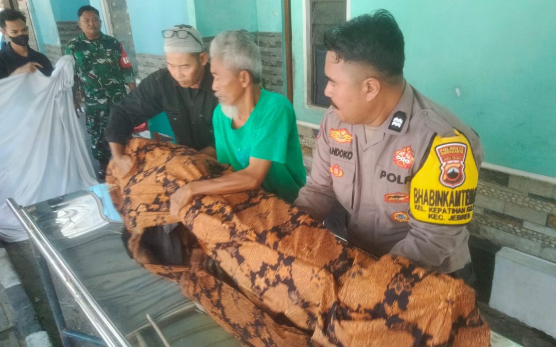 Bhabinkamtibmas Kepatihan Kulon Bersama Babinsa Ikut Lelayu dan Memandikan Jenazah Warga
