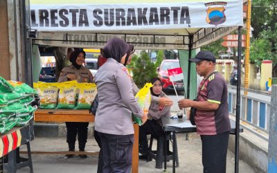 Polwan Polresta Surakarta Bagikan Bendera Merah Putih kepada Warga di Layanan Gerakan Pangan Murah