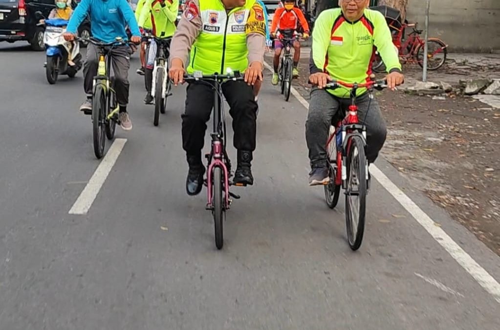 Bhabinkamtibmas Kelurahan Serengan Gowes Bersama Komunitas Sepeda Ontel Lansia “Paidjo”
