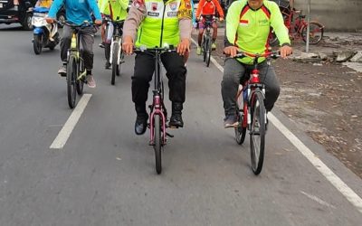 Bhabinkamtibmas Kelurahan Serengan Gowes Bersama Komunitas Sepeda Ontel Lansia “Paidjo”