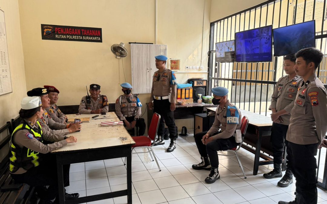 Seksi Propam Polresta Surakarta Lakukan Pengecekan Personel Jaga Tahanan Bersama Piket Pawas
