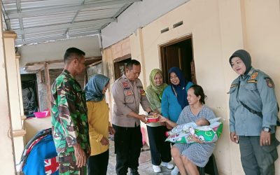 Bhabinkamtibmas Sumber Sambang Warga Pasca Melahirkan Sekaligus Bagikan Makanan Bergizi