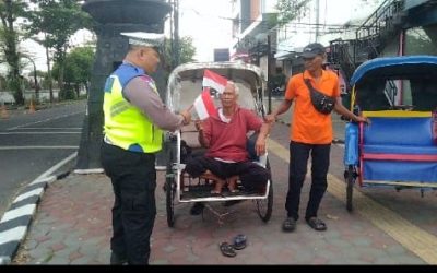 Sat Lantas Polresta Surakarta Bagikan Bendera Merah Putih kepada Driver Becak