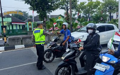 Sat Lantas Polresta Surakarta Bagikan Bendera Merah Putih kepada Pengguna Jalan