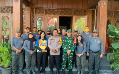 Bhabinkamtibmas Ketelan dan Babinsa Latih Fisik Anggota Linmas Kelurahan
