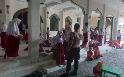 Bhabinkamtibmas Jayengan Sambangi Pelajar SD Usai Sholat di Masjid Fatimah