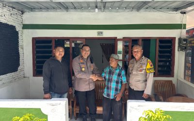 Polresta Surakarta Berikan Bantuan Kursi dan Meja untuk Warga Kurang Mampu