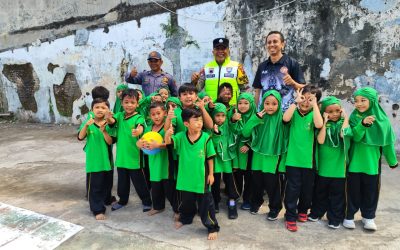 Bhabinkamtibmas Serengan Ajak Siswa MI Jamsaren Hidup Sehat dan Jaga Kerukunan