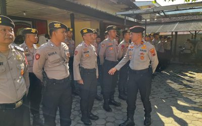Kasat Samapta Polresta Surakarta Lakukan Pengecekan Kerapian Anggota Saat Apel Pagi