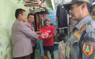 Bhabinkamtibmas Gandekan Bersama Lurah dan Linmas Bagikan Bantuan Sembako “Jebres Peduli”