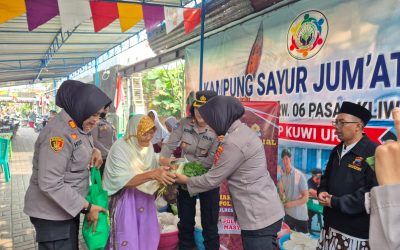 Polwan Polresta Surakarta Gelar Bakti Sosial Serahkan Bantuan Beras dan Sayuran di Kelurahan Mojo Pasar Kliwon