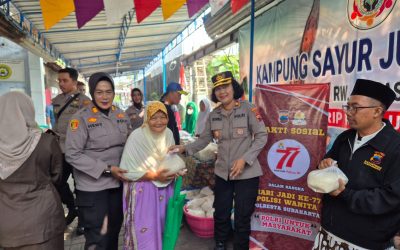 Jelang Hari Jadi ke-77, Polwan Polresta Surakarta Gelar Bakti Sosial di Kelurahan Mojo Pasar Kliwon