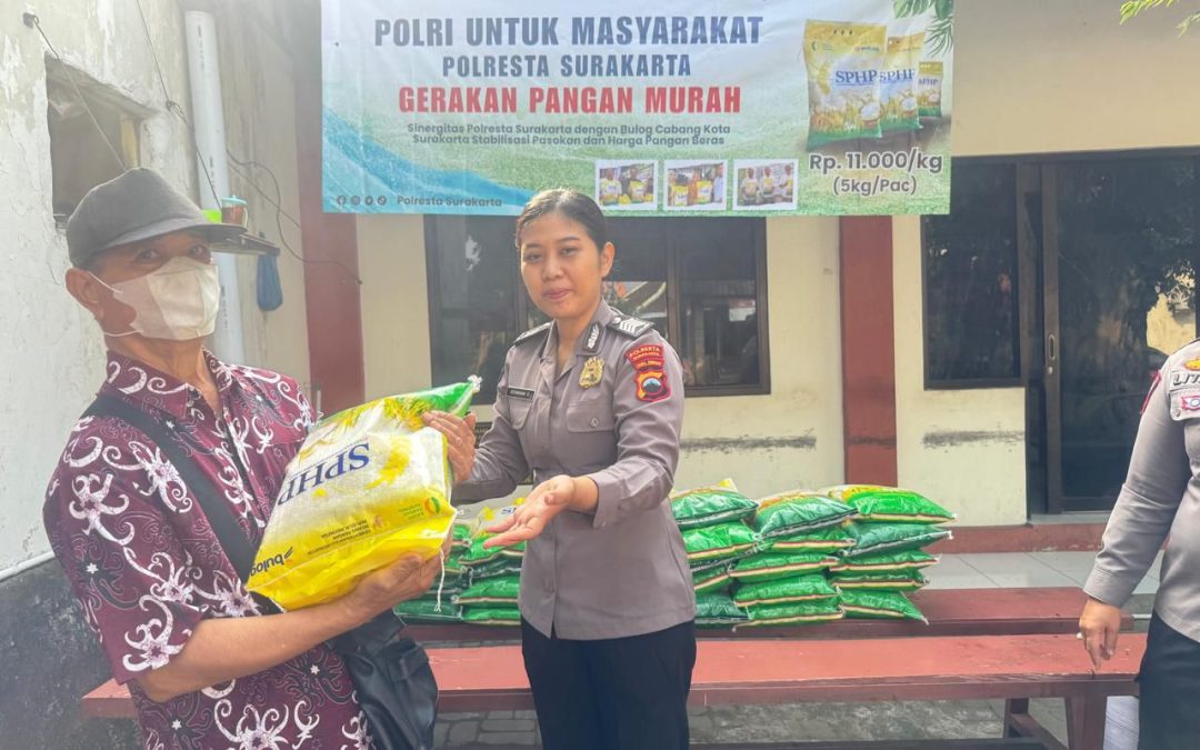 Polresta Surakarta dan Polsek Jajaran Distribusikan 15 Ton Beras SPHP kepada Warga