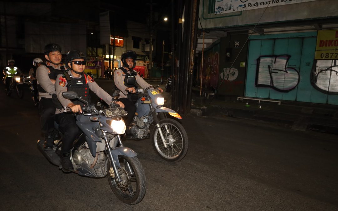 Jaga Keamanan Bersama, Kapolresta Surakarta Turun Langsung Patroli dan Sambangi Pos Ronda