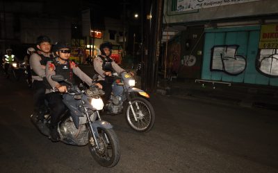 Jaga Keamanan Bersama, Kapolresta Surakarta Turun Langsung Patroli dan Sambangi Pos Ronda