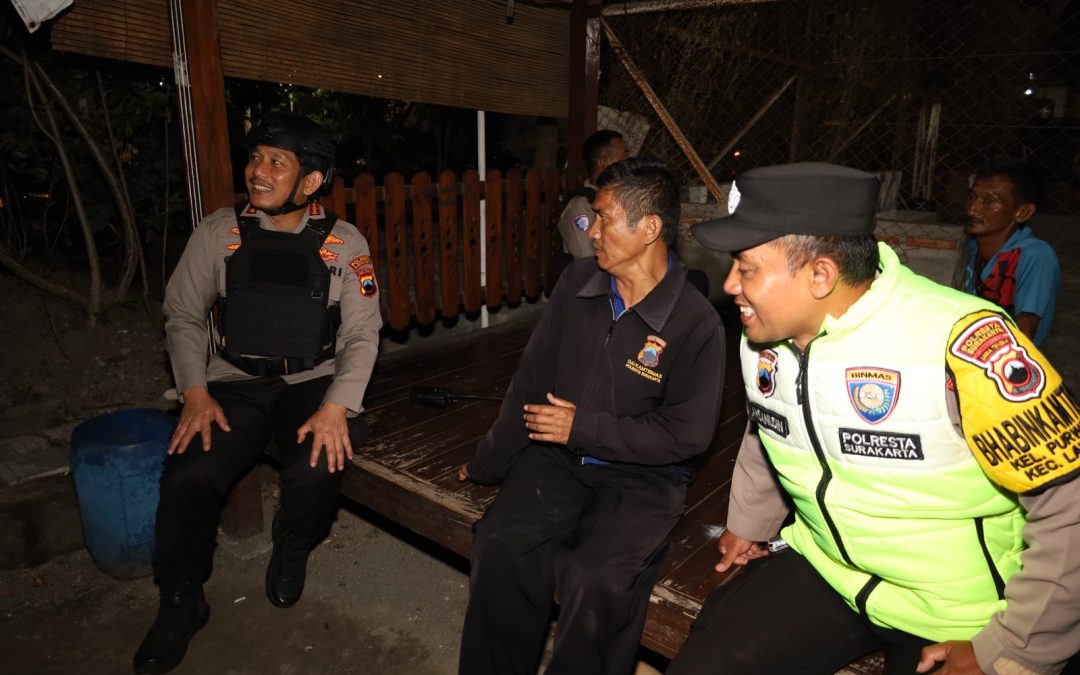Polresta Surakarta Perkuat Sinergi Lewat Patroli Satkamling dan Silaturahmi Warga Purwosari