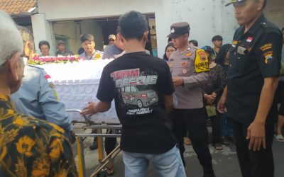 Bhabinkamtibmas Tegalharjo  Laksanakan Sambang Lelayu ke Rumah Duka Warga