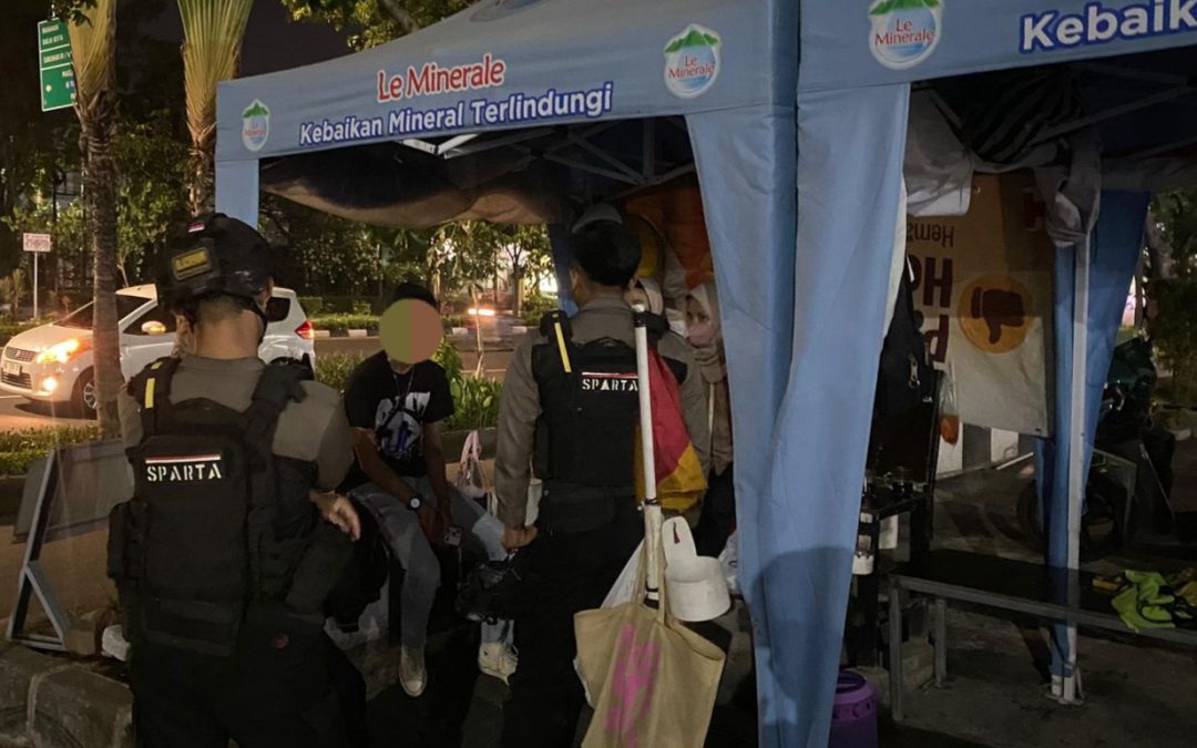 Tim Sparta Polresta Surakarta Amankan Sepasang Kekasih Berkelahi di Depan Rumah Makan Padang Simpang Raya