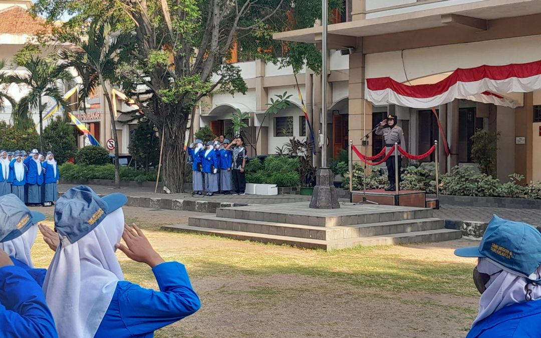 Polresta Surakarta Turunkan Personel Jadi Pembina Upacara di Sekolah