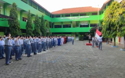Bangun Kedekatan Dengan Dunia Pendidikan, Kapolresta Surakarta Turunkan Personel Jadi Pembina Upacara di Sekolah