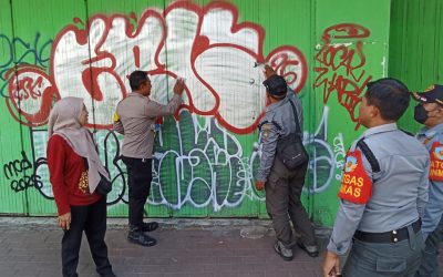 Bhabinkamtibmas Purwosari Bersama Lurah dan Linmas Gelar Kerja Bhakti Bersihkan Vandalisme di Pertokoan Simpang 4 Purwosari