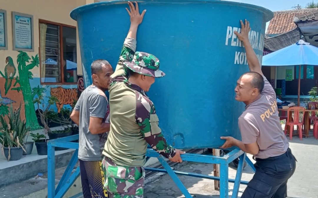 Bhabinkamtibmas Danukusuman Bersama Babinsa Laksanakan Kerja Bhakti Persiapan KBD Tahap V TA.2025