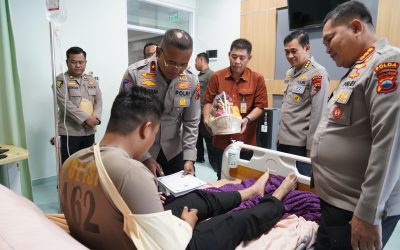 Jenguk Anggota Yang Terluka Akibat Kerusuhan di Semarang, Waka Polda Jateng : Jangan Kapok Layani Masyarakat.