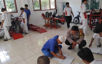 Bhabinkamtibmas Joyotakan Beri Himbauan Kedisiplinan kepada Siswa SMK 1 Muhammadiyah Surakarta