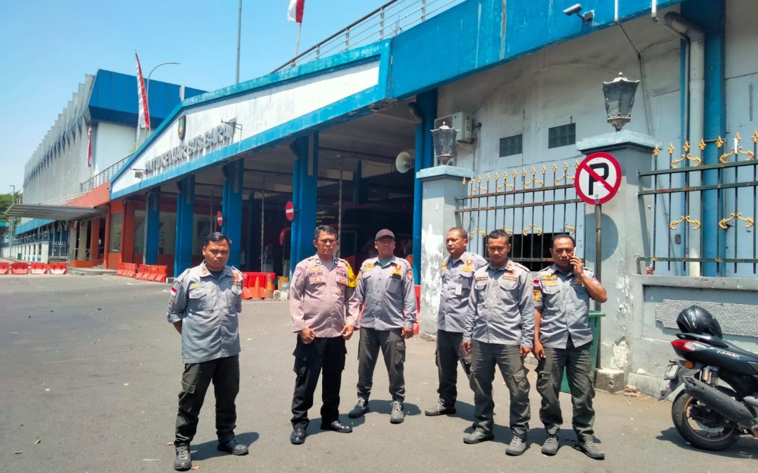 Bhabinkamtibmas Kelurahan Gilingan Bersama Linmas Gelar Patroli Sterilisasi Pamflet Provokatif